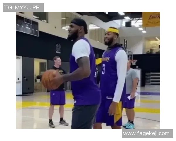 姚明笑容背后的故事与篮球生涯的辉煌成就对比分析