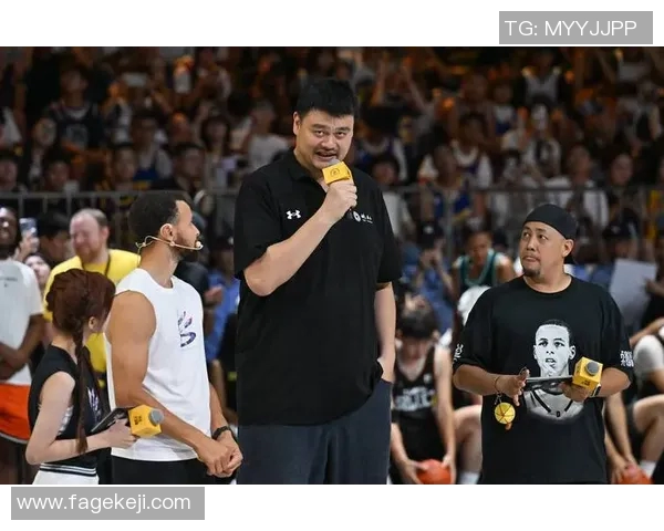 姚明霸气出场引发全场欢呼展现篮球巨星风范与无与伦比的魅力